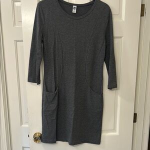 Gently worn women’s Gap dress size small. 3/4 sleeve. Pockets. Gray